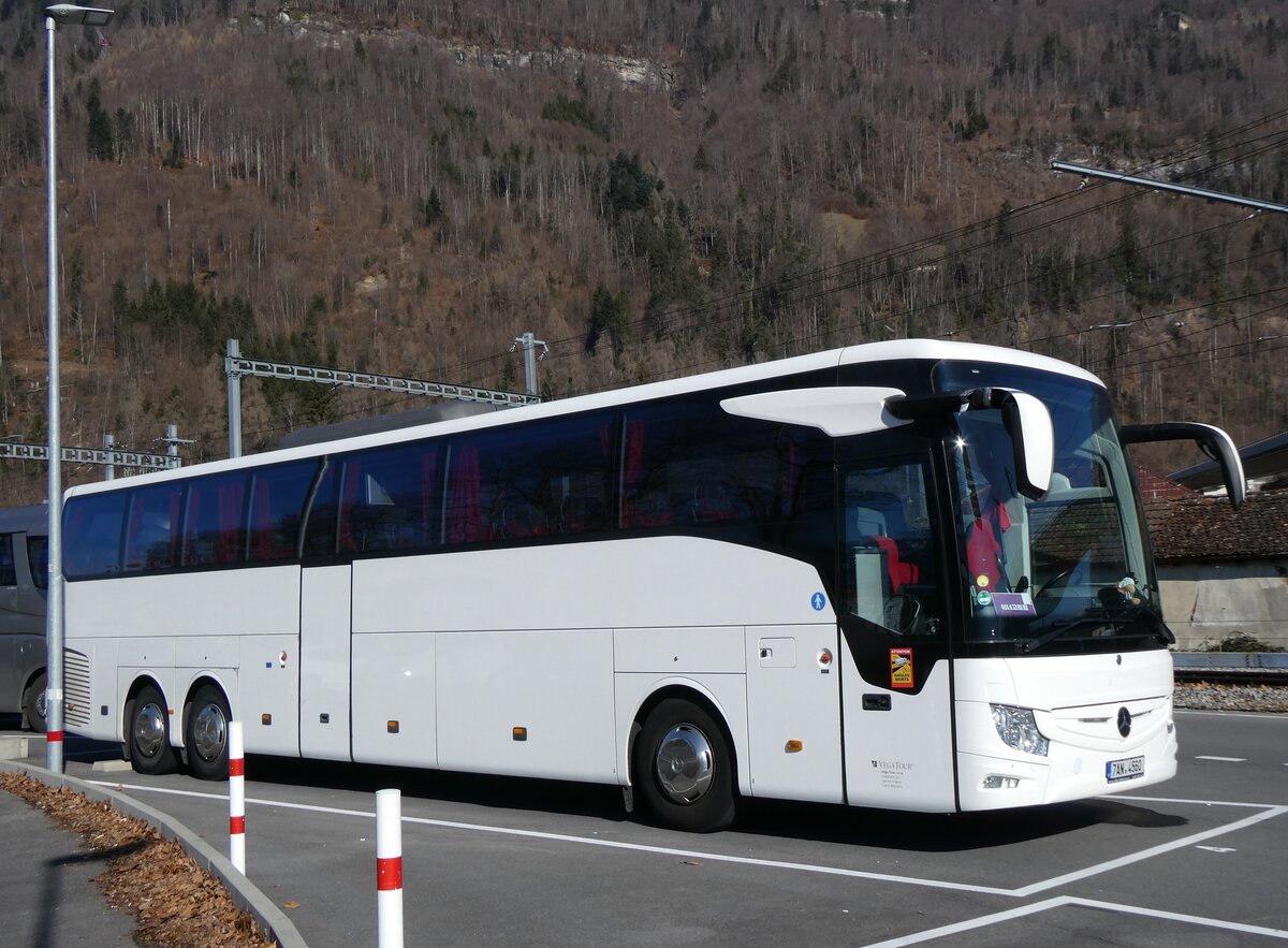 (273'056) - Aus Tschechien: Vega Tour, Praha - 7AN 4560 - Mercedes am 18. M�rz 2025 beim Bahnhof Interlaken Ost