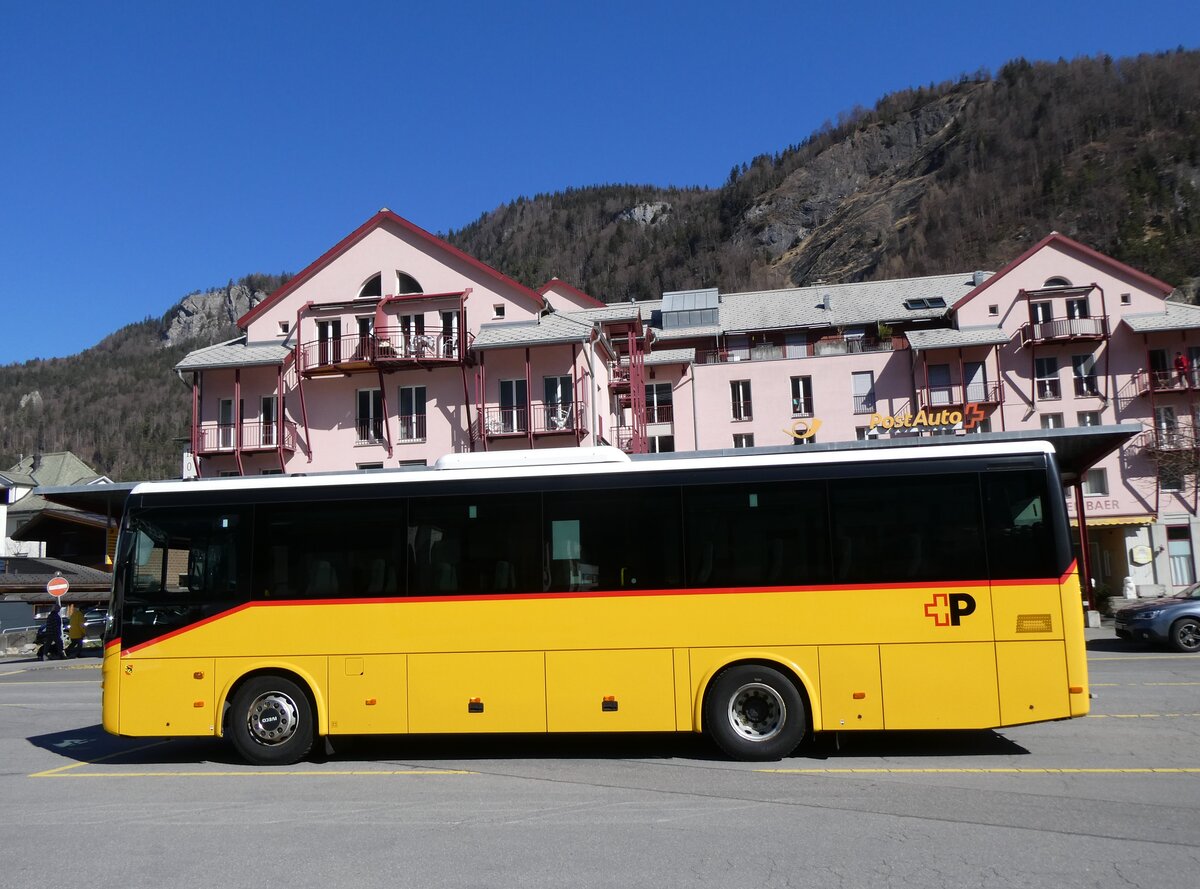 (273'064) - Fl�ck, Brienz - Nr. 24/BE 868'724/PID 11'593 - Iveco am 18. M�rz 2025 in Meiringen, Postautostation