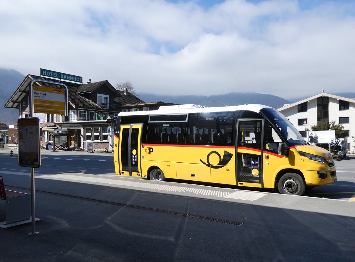 (273'068) - PostAuto Zentralschweiz - Nr. 301/OW 5300/PID 11'110 - Iveco/Rosero (ex HW Kleinbus, Giswil) am 18. M�rz 2025 beim Bahnhof Giswil