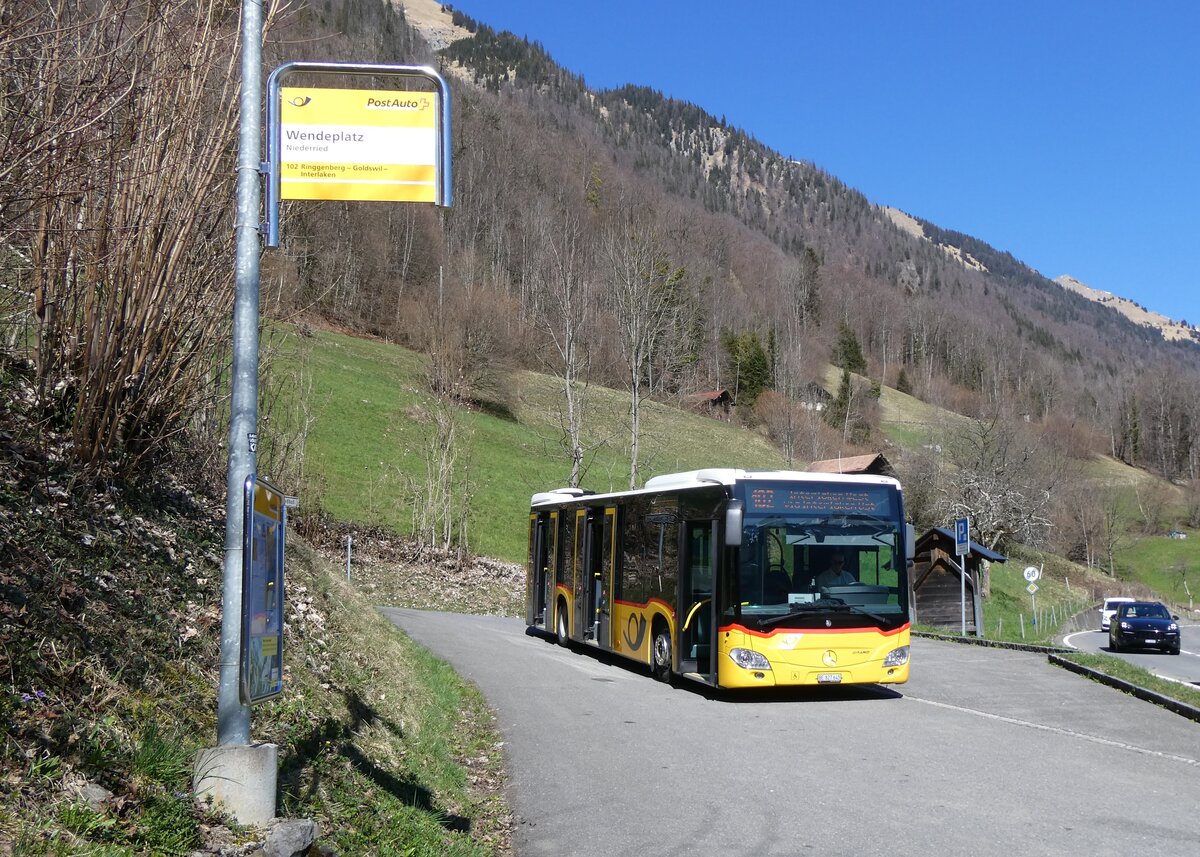 (273'105) - PostAuto Bern - BE 827'645/PID 11'426 - Mercedes am 20. M�rz 2025 in Niederried, Wendeplatz