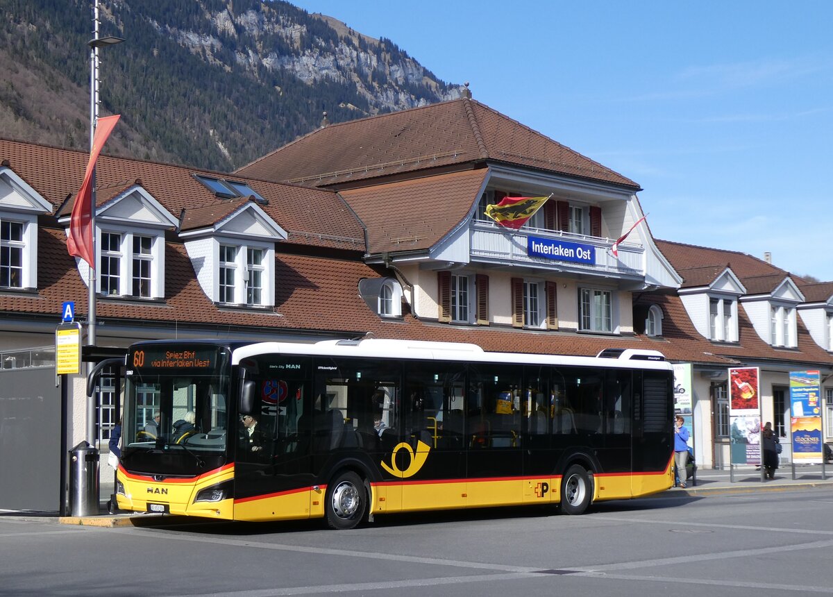 (273'131) - PostAuto Bern - BE 653'384/PID 12'063 - MAN am 22. M�rz 2025 beim Bahnhof Interlaken Ost