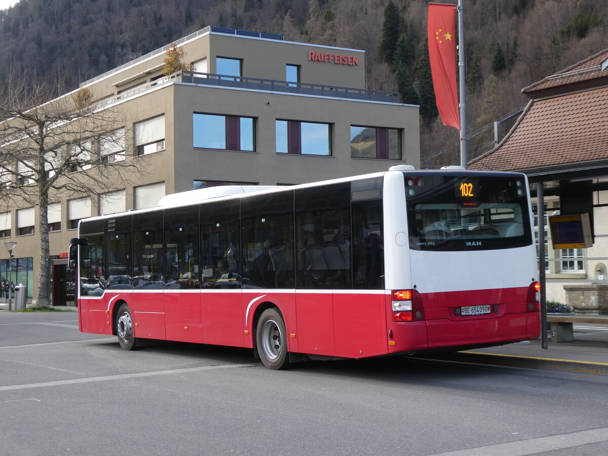 (273'136) - PostAuto Bern - BE 654'090/PID 12'339 - MAN (ex Dr. Richard, A-Wien Nr. 1419) am 22. M�rz 2025 beim Bahnhof Interlaken Ost