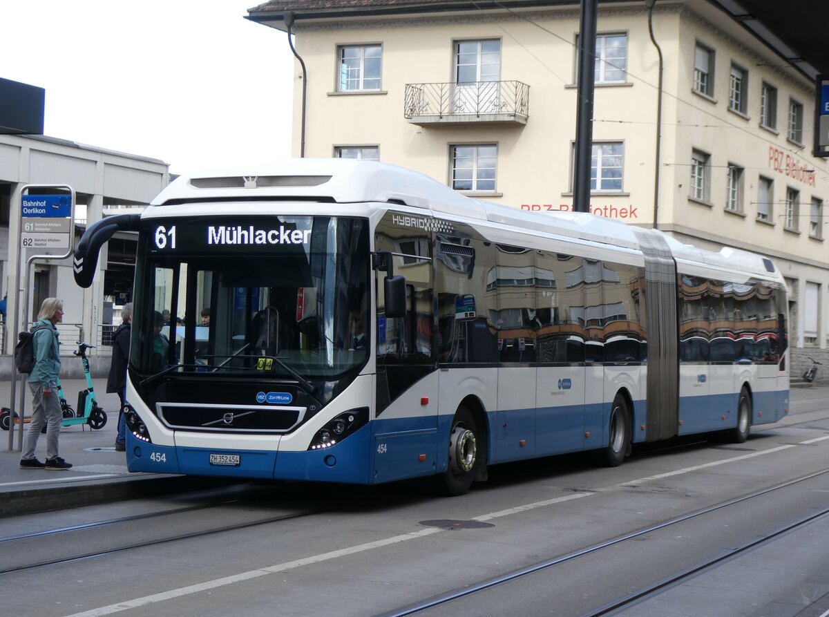(273'154) - VBZ Z�rich - Nr. 454/ZH 352'454 - Volvo am 24. M�rz 2025 beim Bahnhof Z�rich Oerlikon