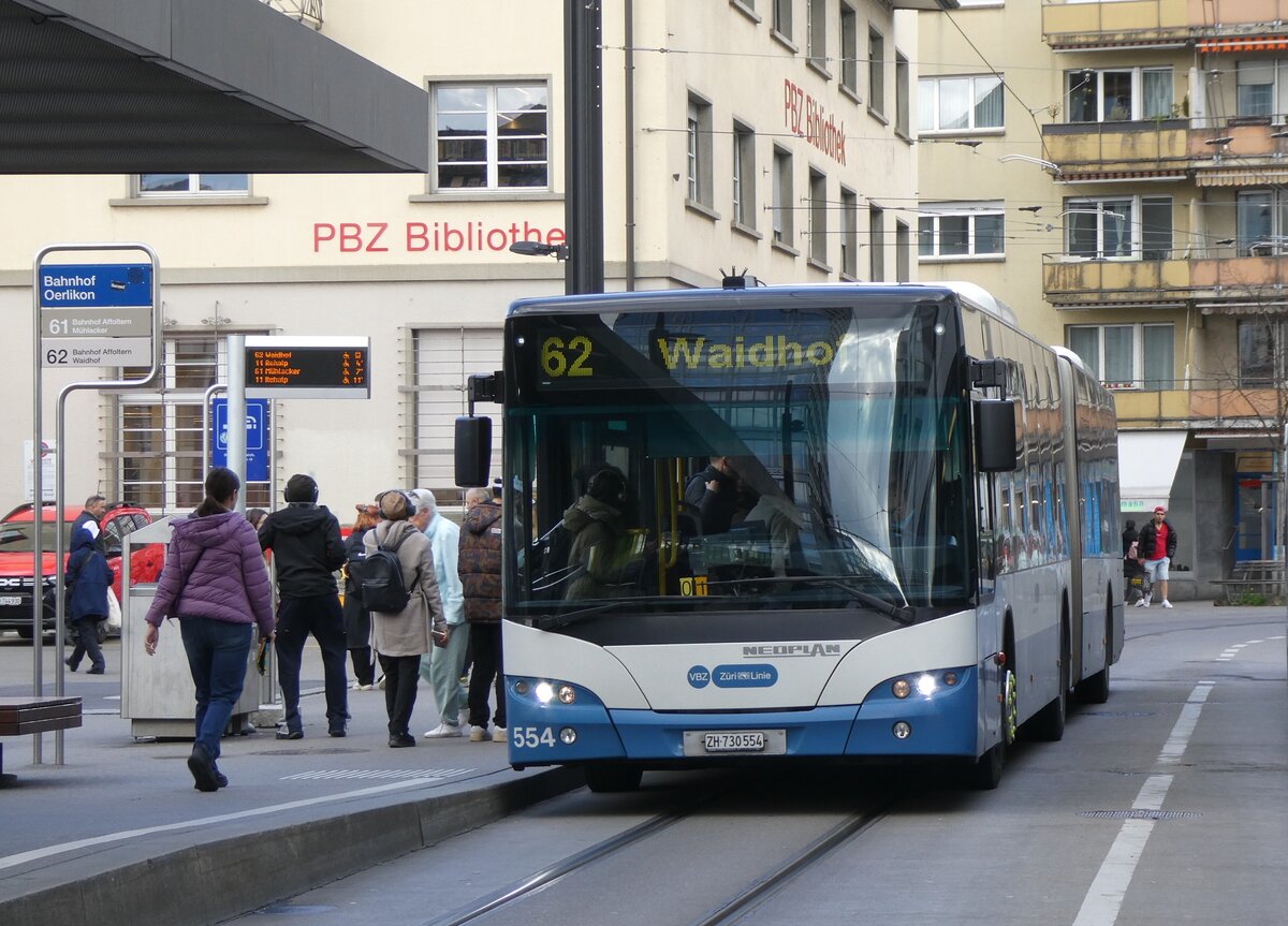(273'155) - VBZ Z�rich - Nr. 554/ZH 730'554 - Neoplan am 24. M�rz 2025 beim Bahnhof Z�rich Oerlikon