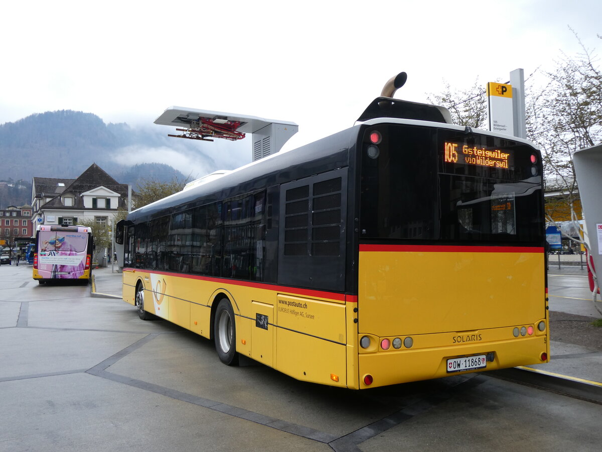 (273'191) - H�fliger, Sursee - Nr. 5/OW 11'868/PID 10'011 - Solaris am 26. M�rz 2025 beim Bahnhof Interlaken West (Einsatz PostAuto)