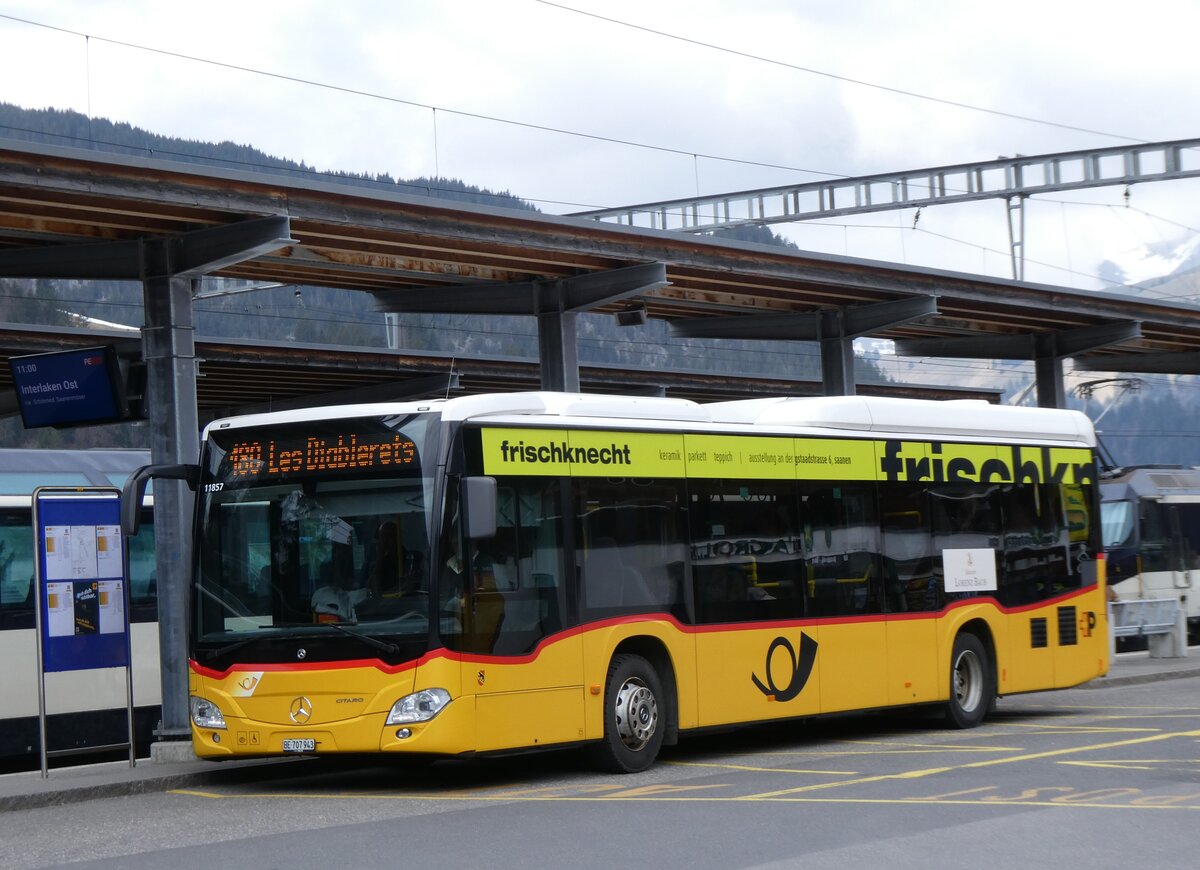 (273'199) - PostAuto Bern - BE 707'943/PID 11'857 - Mercedes (ex K�bli, Gstaad; ex PostAuto Bern BE 538'988; ex PostAuto Bern BE 653'386) am 27. M�rz 2025 beim Bahnhof Gstaad