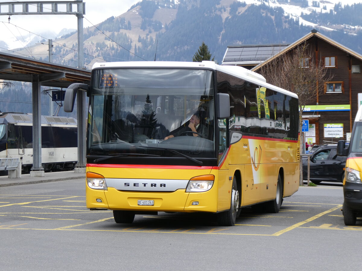(273'200) - PostAuto Bern - BE 401'263/PID 4504 - Setra (ex AVG Meiringen Nr. 63) am 27. M�rz 2025 beim Bahnhof Gstaad
