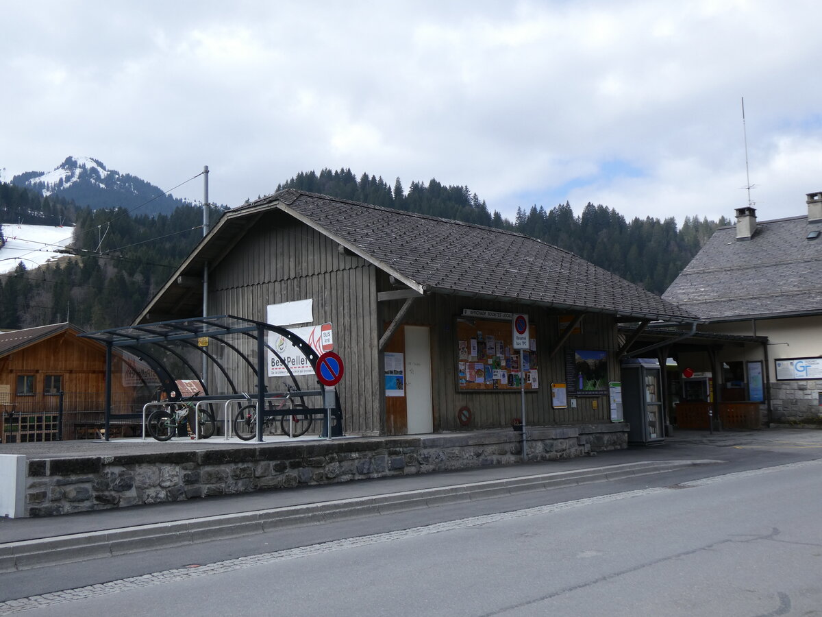 (273'209) - TPC/PostAuto-Haltestelle am 27. M�rz 2025 beim Bahnhof Les Diablerets