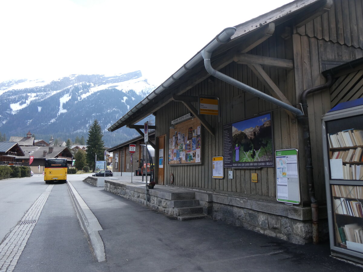(273'213) - PostAuto/TPC-Haltestelle am 27. M�rz 2025 beim Bahnhof Les Diablerets