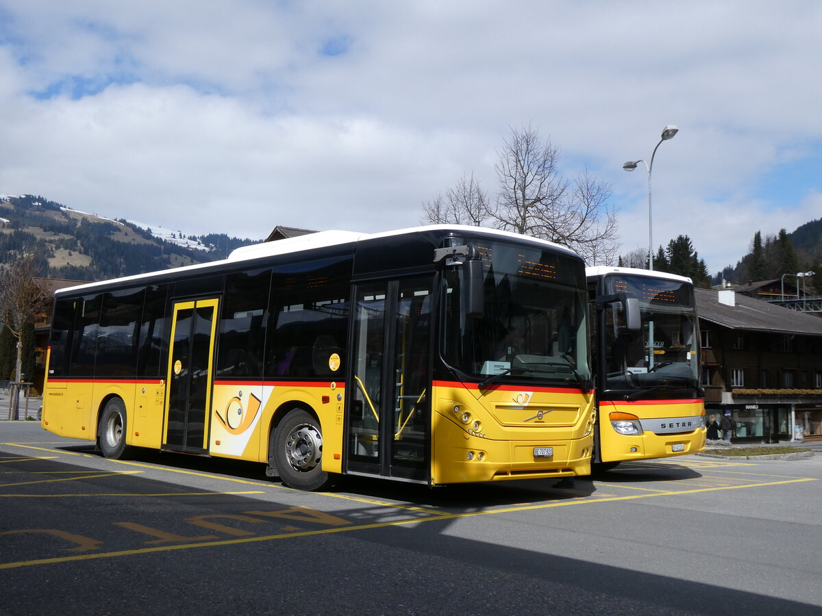 (273'231) - PostAuto Bern - BE 707'920/PID 11'459 - Volvo (ex K�bli, Gstaad; ex PostAuto Bern BE 538'988; ex PostAuto Bern BE 653'386) am 27. M�rz 2025 beim Bahnhof Gstaad