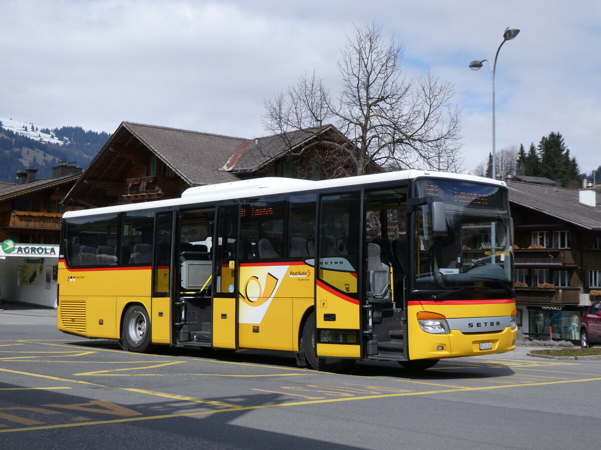 (273'232) - PostAuto Bern - BE 401'263/PID 4504 - Setra (ex AVG Meiringen Nr. 63) am 27. M�rz 2025 beim Bahnhof Gstaad