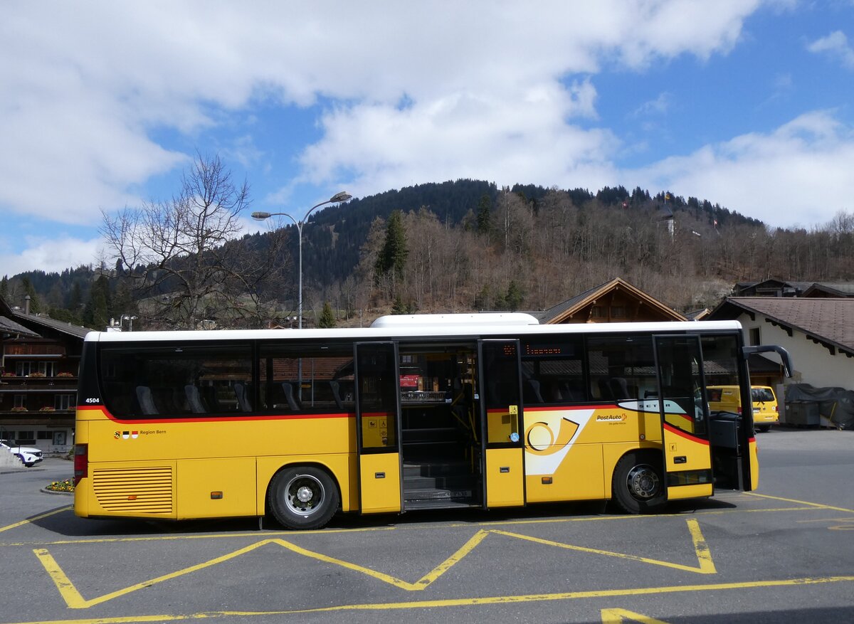 (273'234) - PostAuto Bern - BE 401'263/PID 4504 - Setra (ex AVG Meiringen Nr. 63) am 27. M�rz 2025 beim Bahnhof Gstaad