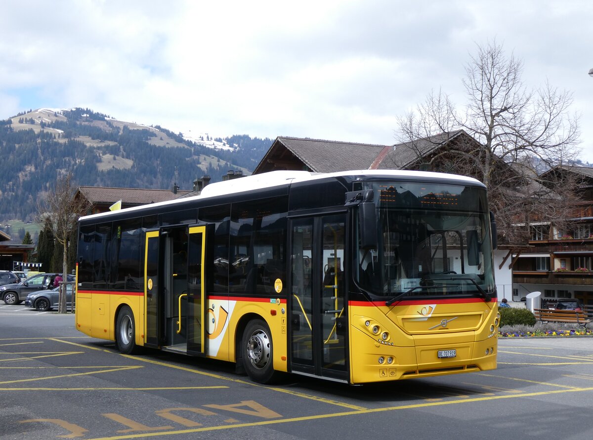 (273'240) - PostAuto Bern - BE 707'919/PID 11'458 - Volvo (ex K�bli, Gstaad) am 27. M�rz 2025 beim Bahnhof Gstaad