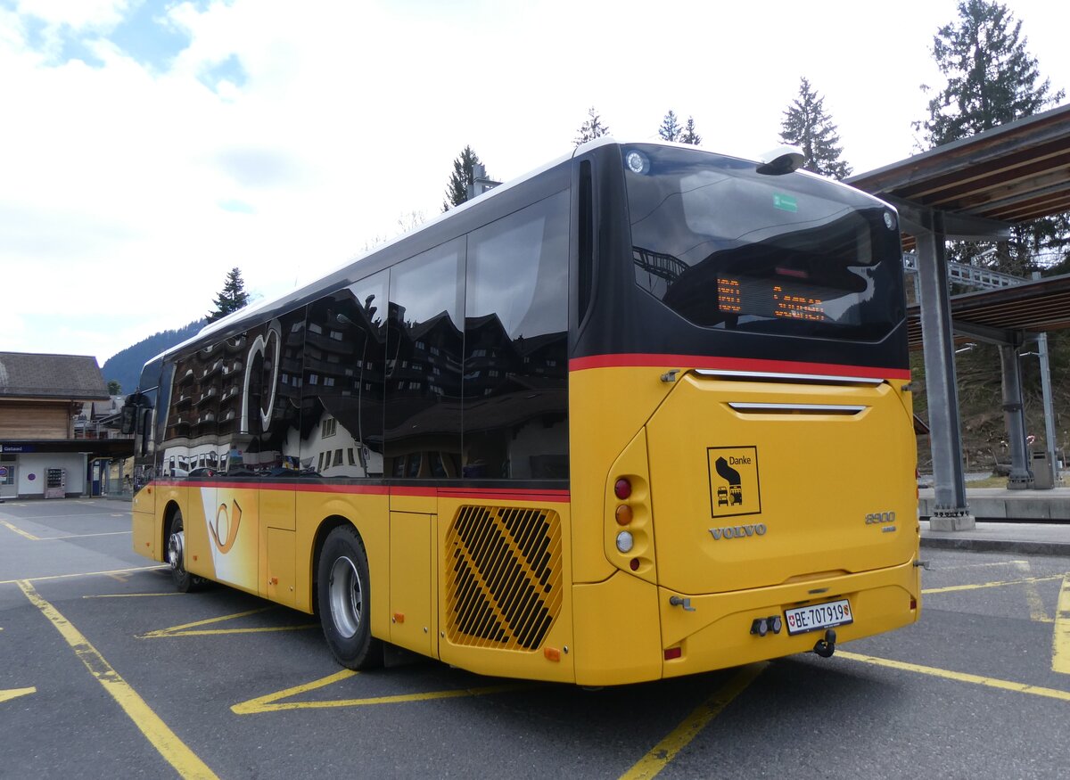 (273'241) - PostAuto Bern - BE 707'919/PID 11'458 - Volvo (ex K�bli, Gstaad) am 27. M�rz 2025 beim Bahnhof Gstaad