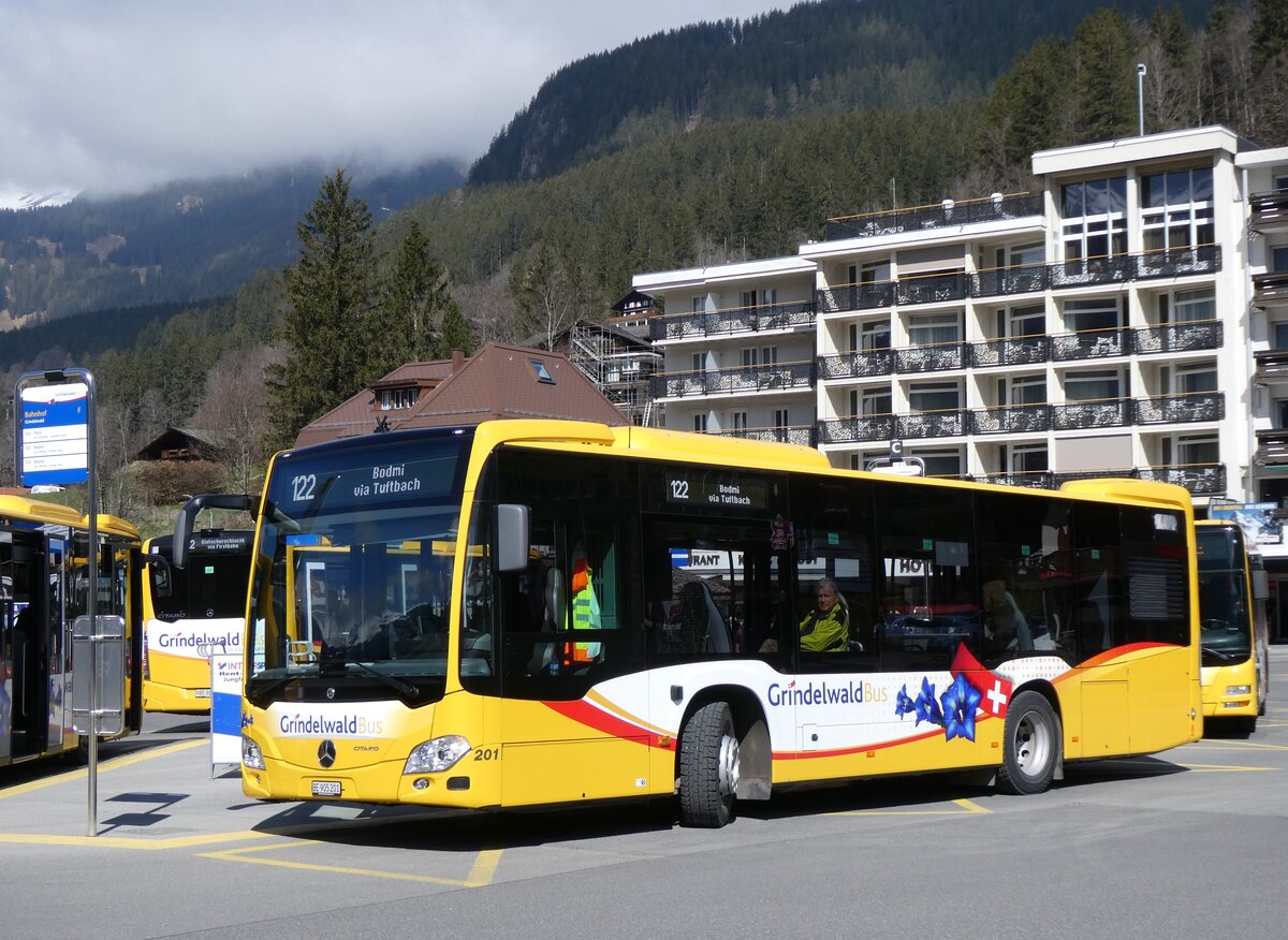 (273'248) - GrindelwaldBus, Grindelwald - Nr. 201/BE 905'201 - Mercedes am 28. M�rz 2025 beim Bahnhof Grindelwald