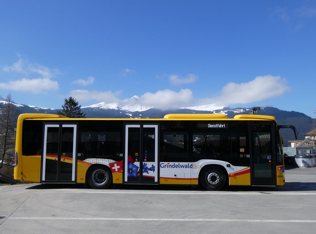 (273'250) - GrindelwaldBus, Grindelwald - Nr. 204/BE 905'204 - Mercedes am 28. M�rz 2025 beim Bahnhof Grindelwald