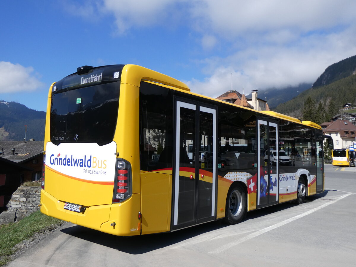 (273'251) - GrindelwaldBus, Grindelwald - Nr. 204/BE 905'204 - Mercedes am 28. M�rz 2025 beim Bahnhof Grindelwald