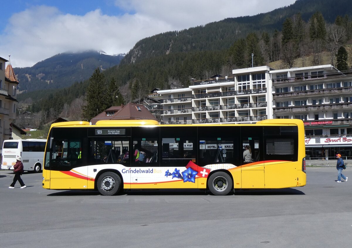 (273'274) - GrindelwaldBus, Grindelwald - Nr. 203/BE 905'203 - Mercedes am 28. M�rz 2025 beim Bahnhof Grindelwald