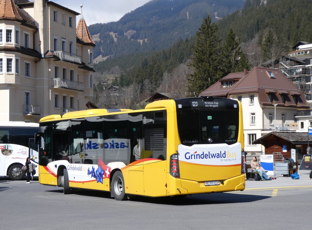 (273'275) - GrindelwaldBus, Grindelwald - Nr. 203/BE 905'203 - Mercedes am 28. M�rz 2025 beim Bahnhof Grindelwald