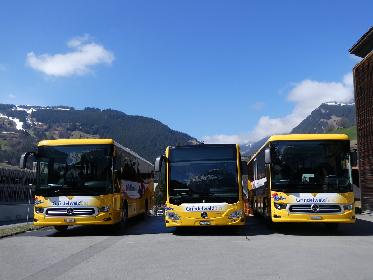(273'285) - GrindelwaldBus, Grindelwald - Nr. 241/BE 103'241 + Nr. 204/BE 905'204 + Nr. 240/BE 102'240 - Mercedes am 28. M�rz 2025 in Grindelwald, Garage