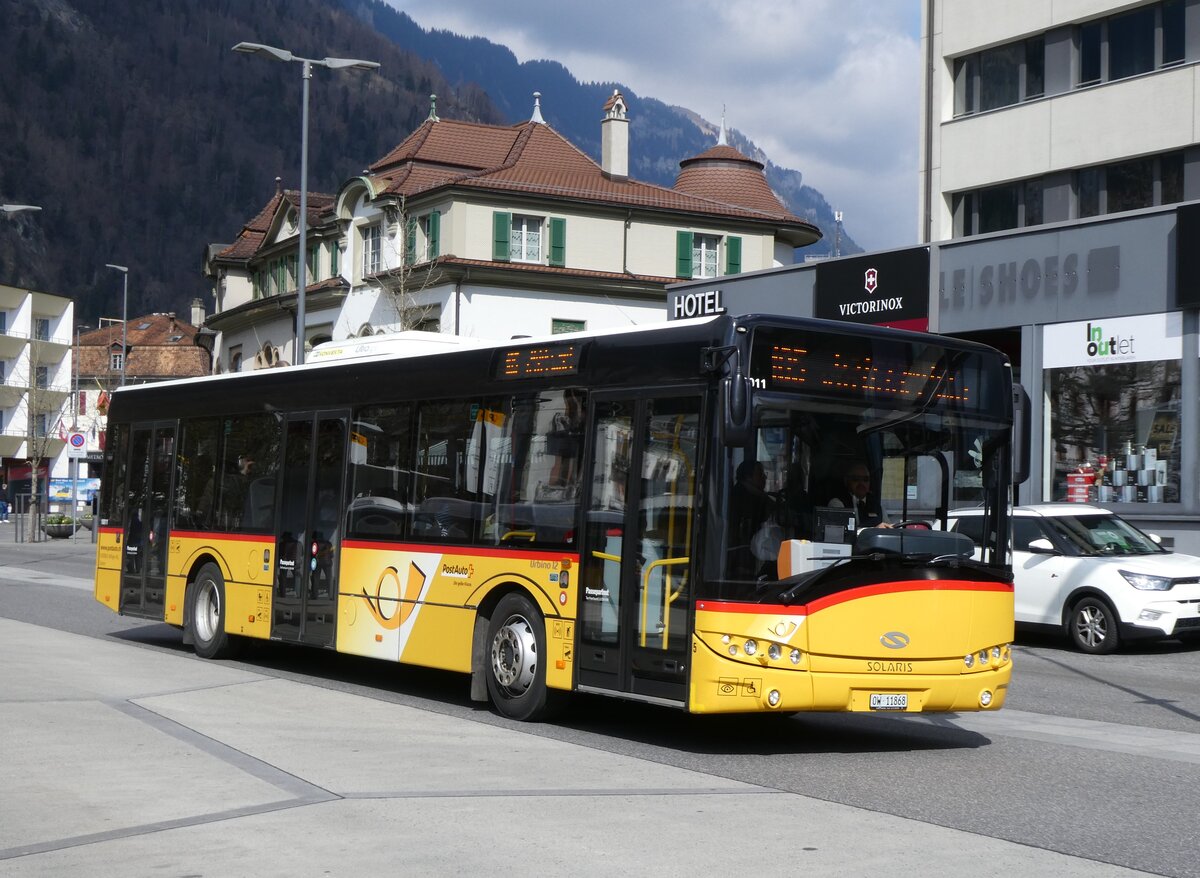 (273'304) - H�fliger, Sursee - Nr. 5/OW 11'868/PID 10'011 - Solaris am 28. M�rz 2025 beim Bahnhof Interlaken West (Einsatz PostAuto)