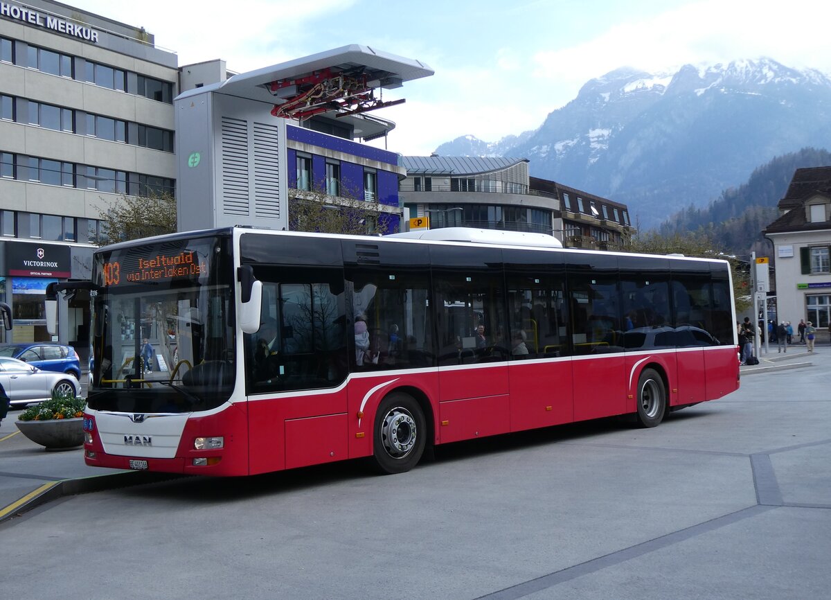 (273'310) - PostAuto Bern - BE 403'166/PID 12'336 - MAN (ex Dr. Richard, A-Wien Nr. 1411) am 28. M�rz 2025 beim Bahnhof Interlaken West