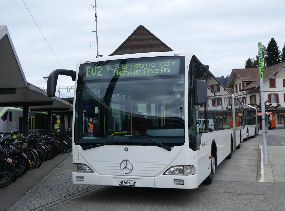 (273'436) - Wieland, Murten - Nr. 123/FR 300'604 - Mercedes (ex Knecht, Windisch Nr. 215; ex Interbus, Yverdon Nr. 215; ex BVB Basel Nr. 794; ex ASN Stadel Nr. 199/PID 4125) am 31. M�rz 2025 beim Bahnhof Langnau