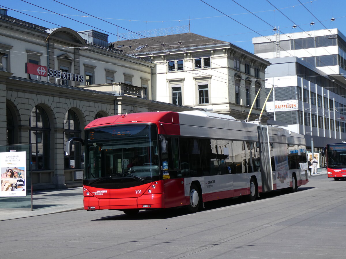 (273'484) - SW Winterthur - Nr. 101 - Hess/Hess Gelenktrolleybus am 2. April 2025 beim Hauptbahnhof Winterthur