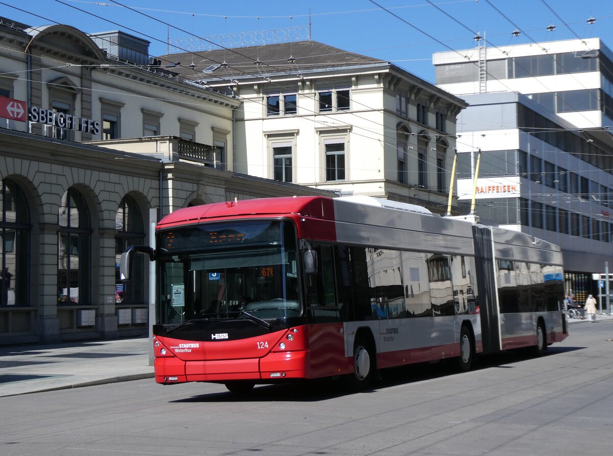 (273'489) - SW Winterthur - Nr. 124 - Hess/Hess Gelenktrolleybus am 2. April 2025 beim Hauptbahnhof Winterthur