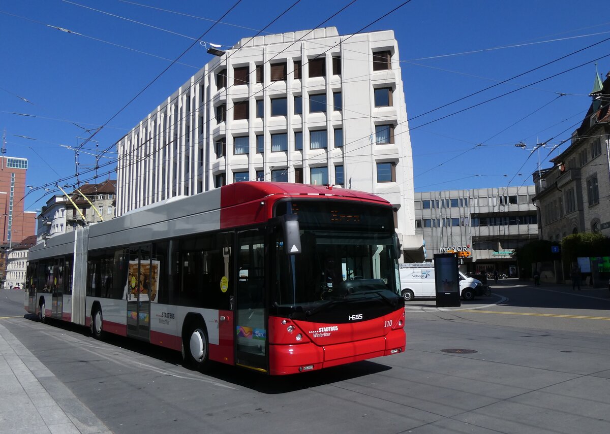 (273'492) - SW Winterthur - Nr. 110 - Hess/Hess Gelenktrolleybus am 2. April 2025 beim Hauptbahnhof Winterthur