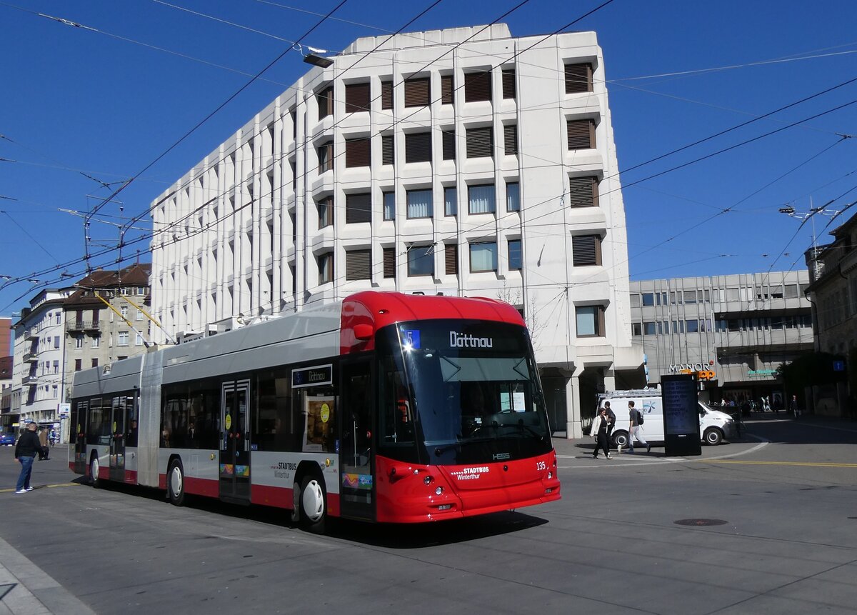 (273'505) - SW Winterthur - Nr. 135 - Hess/Hess Gelenktrolleybus am 2. April 2025 beim Hauptbahnhof Winterthur