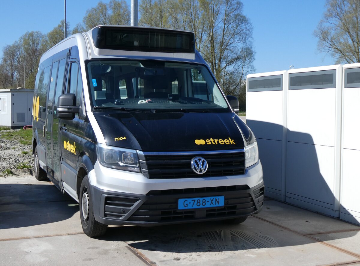 (273'586) - Qbuzz, Groningen - Nr. 7904/G-788-XN - VW am 4. April 2025 in Zoutkamp, Garage