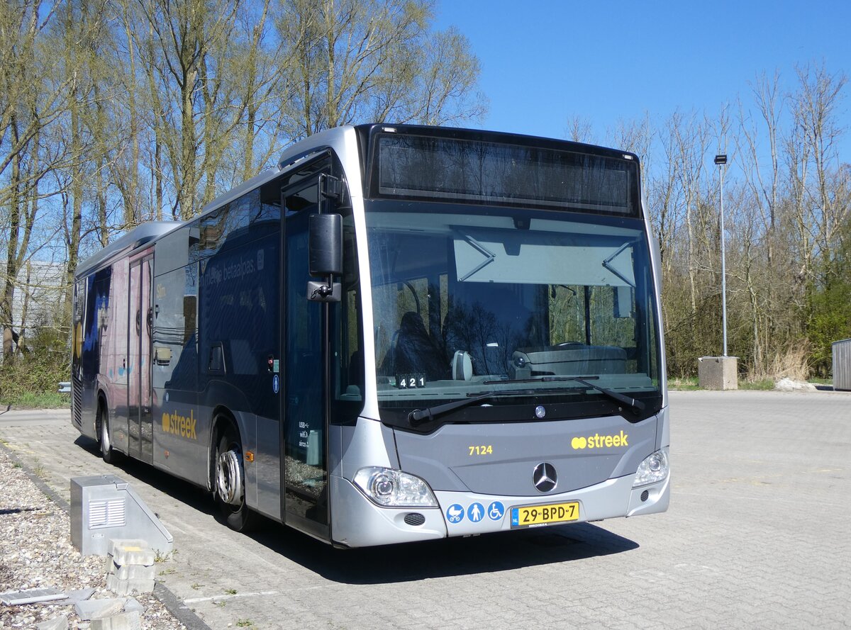 (273'590) - Qbuzz, Groningen - Nr. 7124/29-BPD-7 - Mercedes am 4. April 2025 in Zoutkamp, Garage
