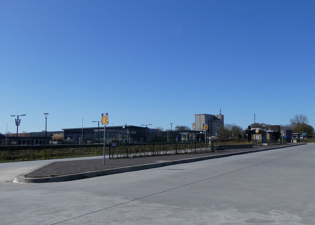 (273'618) - Qbuzz-Haltestellen am 5. April 2025 beim Bahnhof Feanw�lden