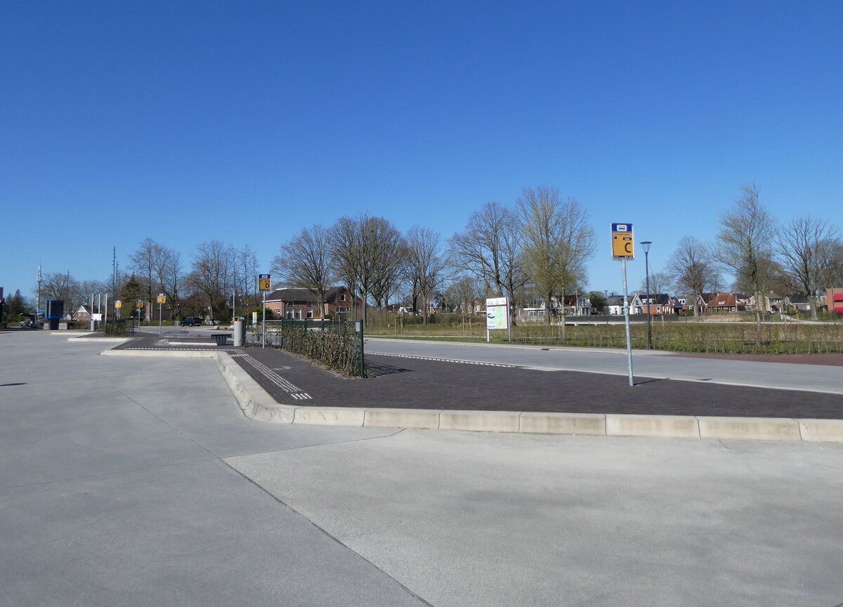 (273'619) - Qbuzz-Haltestellen am 5. April 2025 beim Bahnhof Feanw�lden