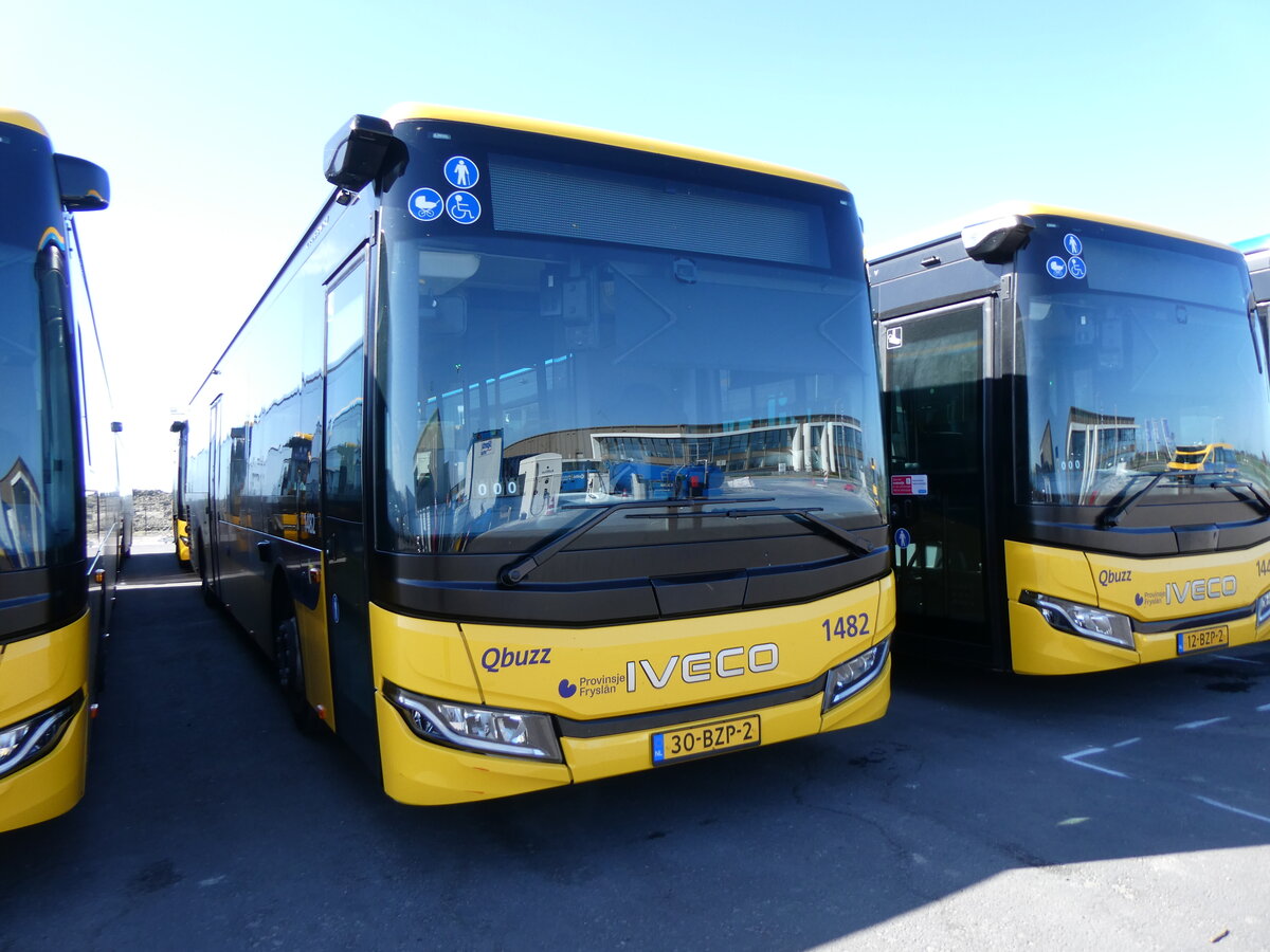 (273'637) - Qbuzz, Groningen - Nr. 1482/30-BZP-2 - Iveco am 5. April 2025 in Dokkum, Garage