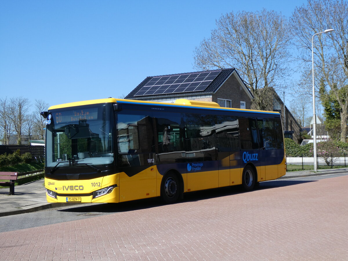(273'660) - Qbuzz, Groningen - Nr. 1012/73-BZN-7 - Iveco am 5. April 2025 in Ternaard, Stationsweg
