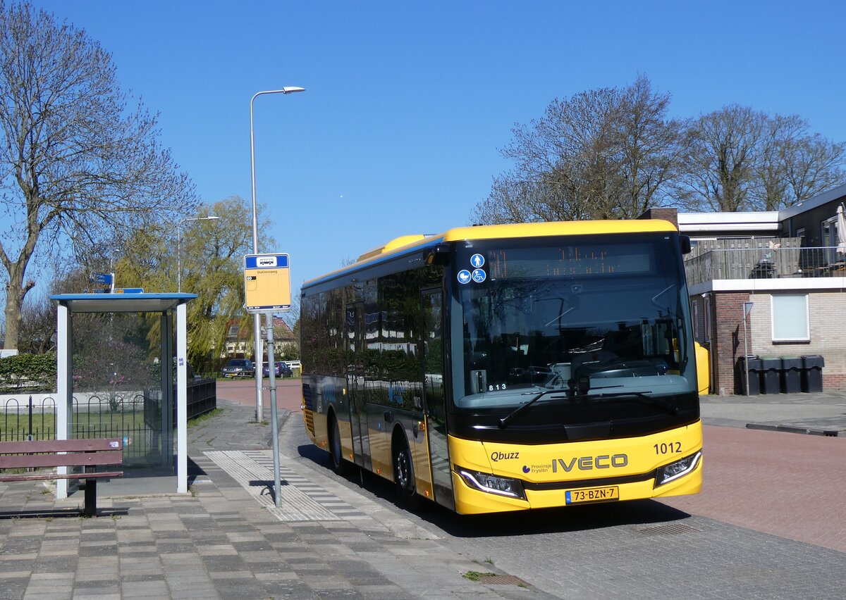 (273'661) - Qbuzz, Groningen - Nr. 1012/73-BZN-7 - Iveco am 5. April 2025 in Ternaard, Stationsweg