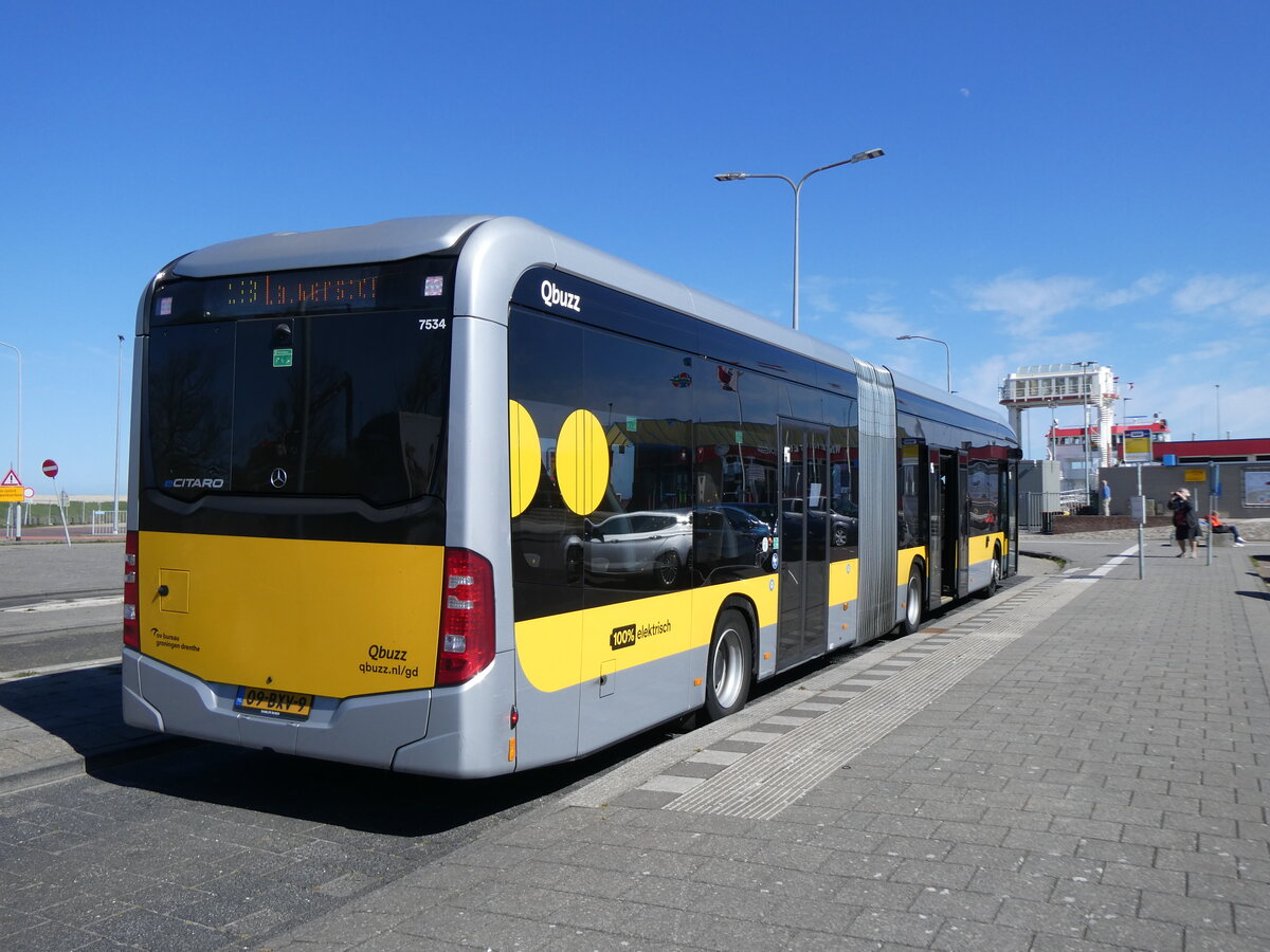 (273'697) - Qbuzz, Groningen - Nr. 7534/09-BXV-9 - eMercedes am 5. April 2025 in Lauwersoog, Veerhaven