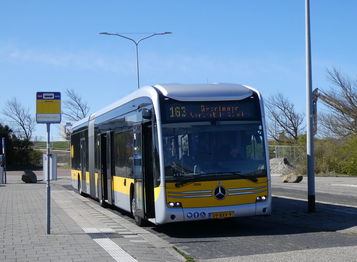 (273'705) - Qbuzz, Groningen - Nr. 7534/09-BXV-9 - eMercedes am 5. April 2025 in Lauwersoog, Veerhaven