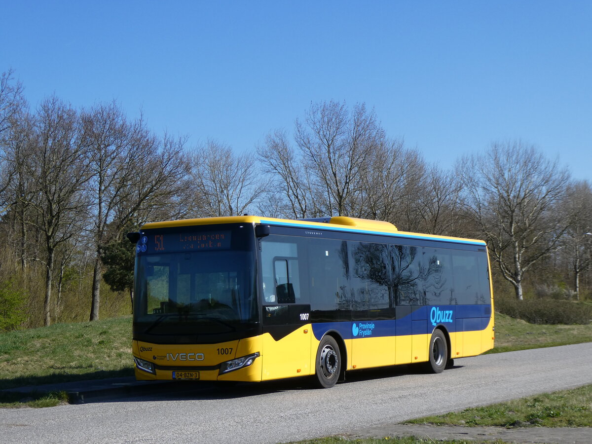 (273'713) - Qbuzz, Groningen - Nr. 1007/04-BZN-3 - Iveco am 5. April 2025 in Lauwersoog, Dorp