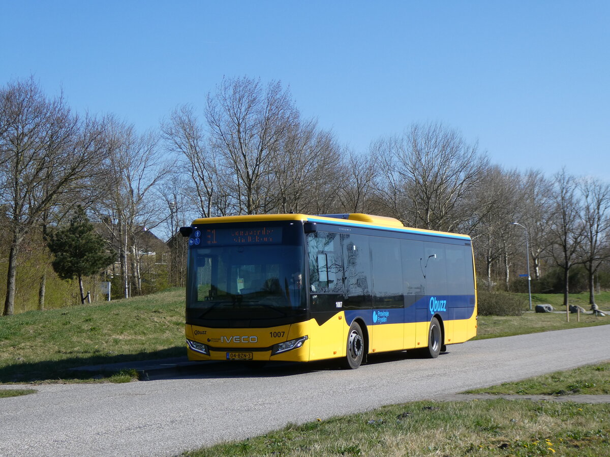 (273'714) - Qbuzz, Groningen - Nr. 1007/04-BZN-3 - Iveco am 5. April 2025 in Lauwersoog, Dorp
