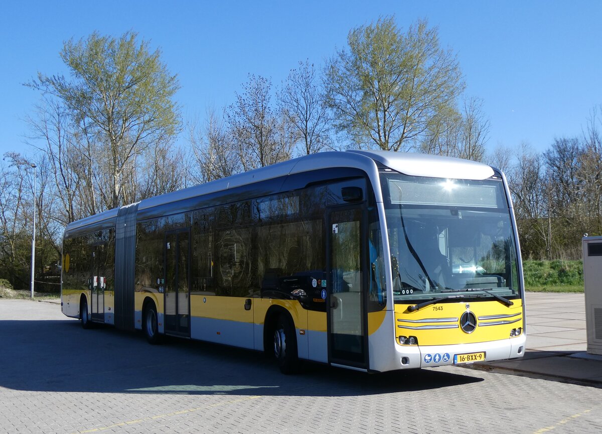 (273'724) - Qbuzz, Groningen - Nr. 7543/16-BXX-9 - eMercedes am 5. April 2025 in Zoutkamp, Garage