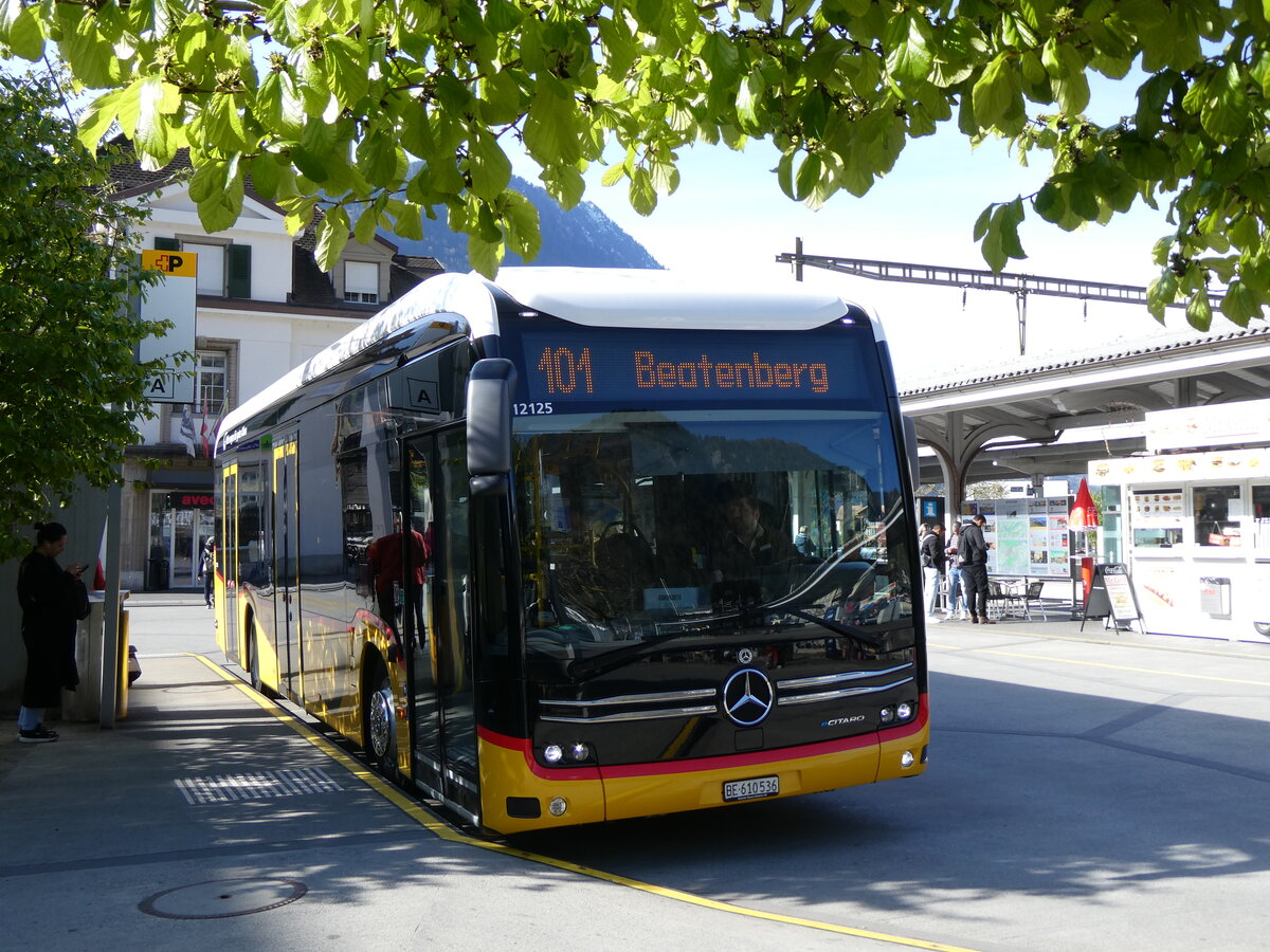 (273'777) - PostAuto Bern - BE 610'536/PID 12'125 - eMercedes am 10. April 2025 beim Bahnhof Interlaken West