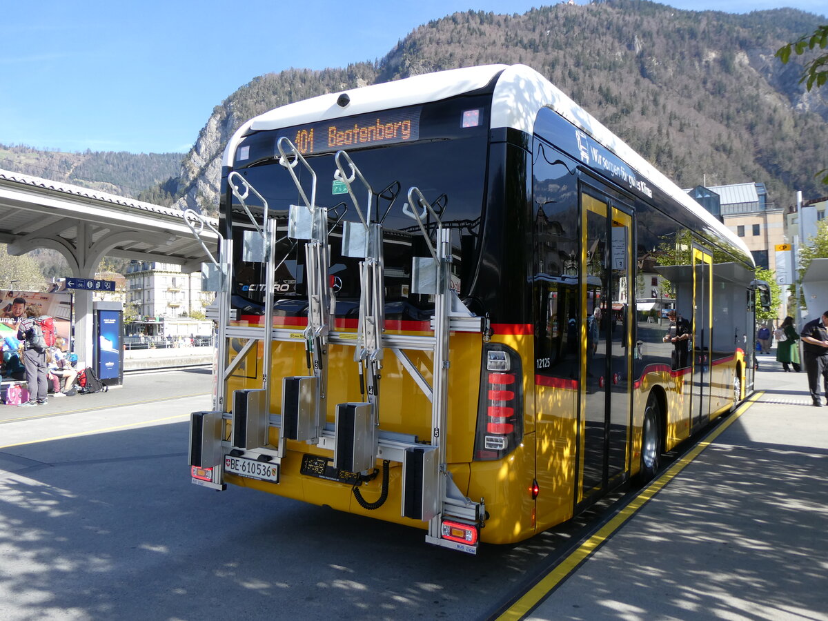 (273'779) - PostAuto Bern - BE 610'536/PID 12'125 - eMercedes am 10. April 2025 beim Bahnhof Interlaken West