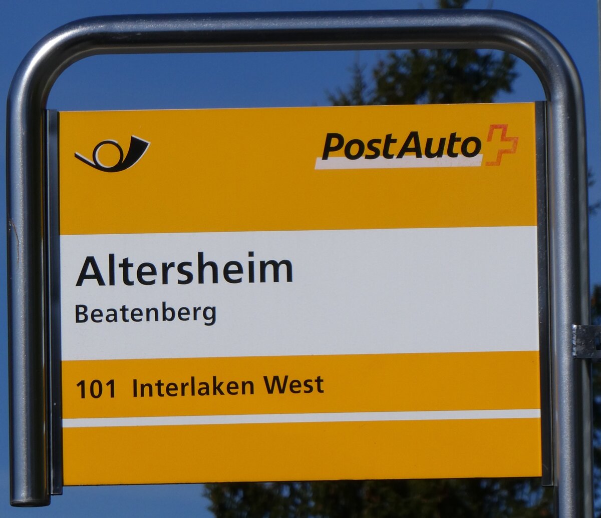 (273'785) - PostAuto-Haltestellenschild - Beatenberg, Altersheim - am 10. April 2025