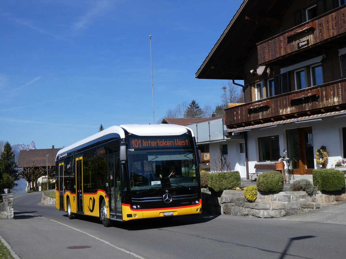 (273'789) - PostAuto Bern - BE 610'536/PID 12'125 - eMercedes am 10. April 2025 in Beatenberg, Altersheim