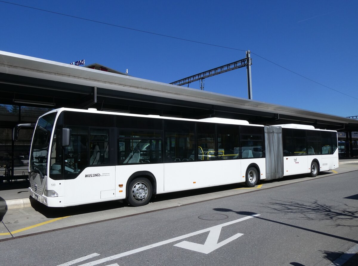 (273'833) - Wieland, Murten - Nr. 123/FR 300'604 - Mercedes (ex Knecht, Windisch Nr. 215; ex Interbus, Yverdon Nr. 215; ex BVB Basel Nr. 794; ex ASN Stadel Nr. 199/PID 4125) am 11. April 2025 beim Bahnhof Sch�pfheim