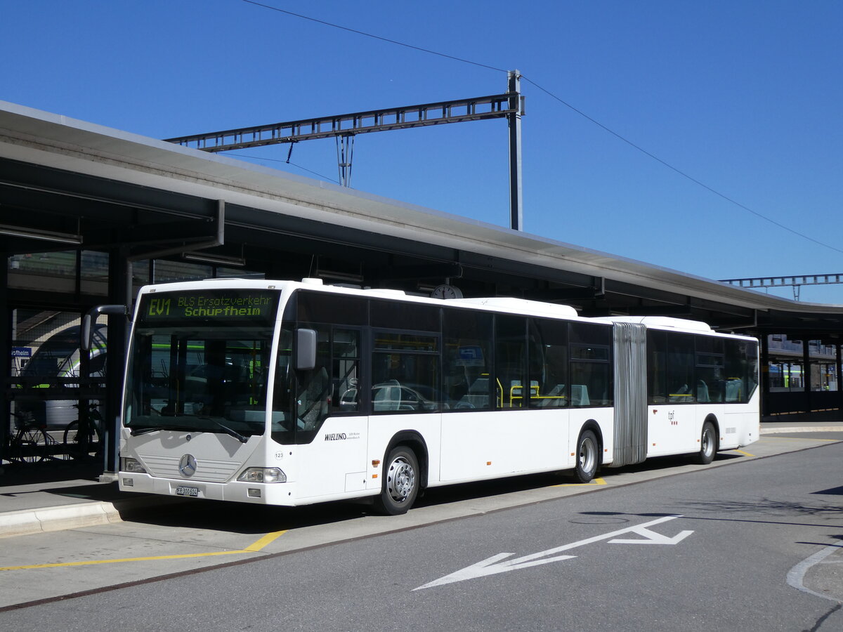 (273'834) - Wieland, Murten - Nr. 123/FR 300'604 - Mercedes (ex Knecht, Windisch Nr. 215; ex Interbus, Yverdon Nr. 215; ex BVB Basel Nr. 794; ex ASN Stadel Nr. 199/PID 4125) am 11. April 2025 beim Bahnhof Sch�pfheim