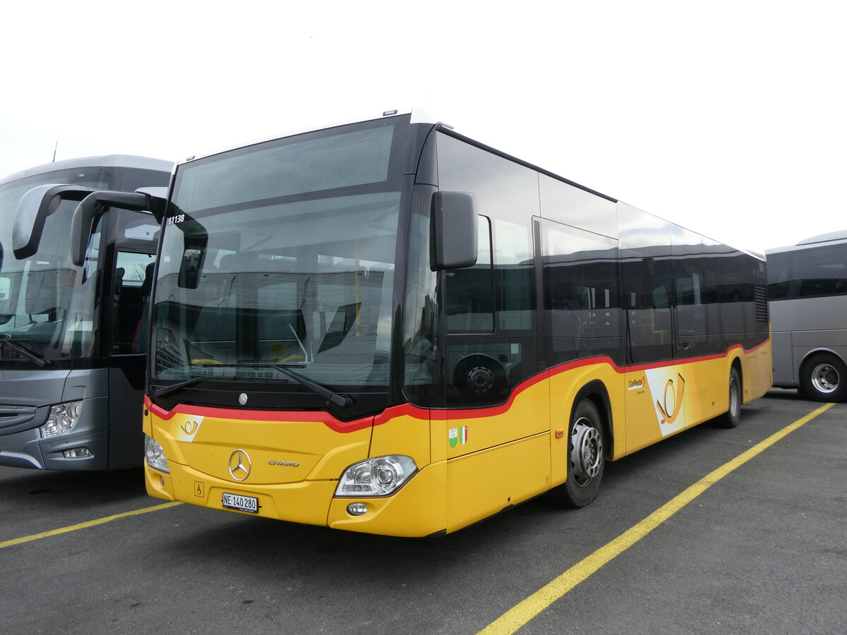 (273'908) - CarPostal Ouest - NE 140'280/PID 11'138 - Mercedes am 12. April 2025 in Kerzers, Interbus